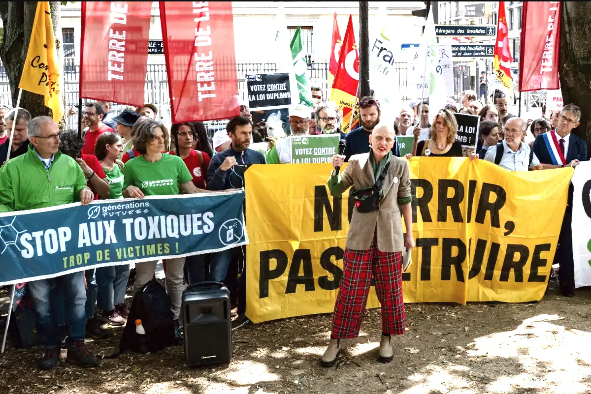 Des citoyens, des associations et une victimes des produits toxiques manifestent contre la Loi Duplomb 